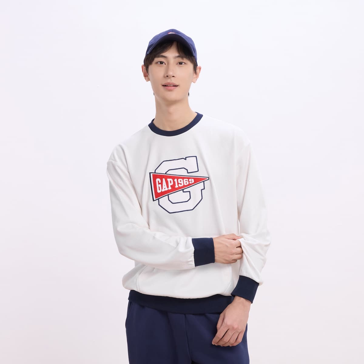 GAP Sweatshirts Crew Neck Moderate